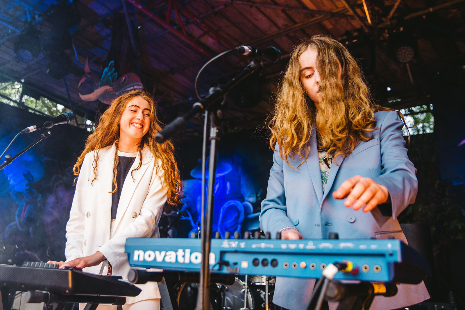 Las 2 integrantes del grupo, tocando "Eat Shiitake Mushrooms"